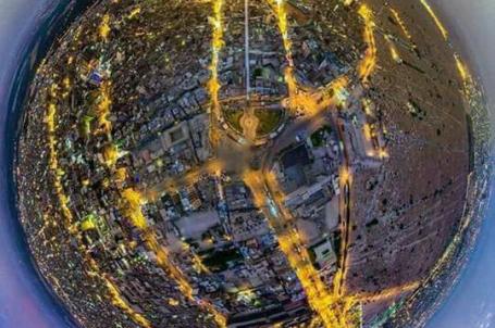 صورة بانوراما جوية لمدينة النجف الأشرف يتجلى فيها منظر مرقد المولى علي بن أبي طالب (ع) و مقبرة النجف الكبرى.