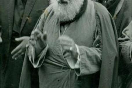 السيد ( قدس سره ) يقيم صلاة الجماعة
