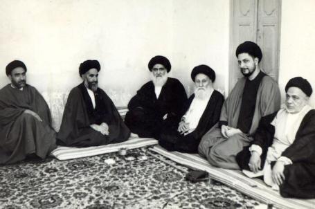 السيد الخوئي والى يساره السيد موسى الصدر  (قدس سرهما )
