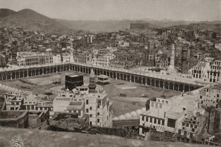 مكة المكرمة التقطها طبيب العيون العراقي عبد الغفار البغدادي للحجيج في العام 1885م جمعها الباحث الهولندي