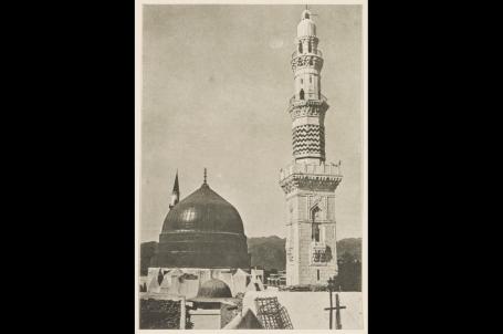 المئذنة القديمة للمسجد النبوي، التي بُنيت عام 1483؛ بُنيت القبة الخضراء أعلى ضريح النبي عام 1840. 1910