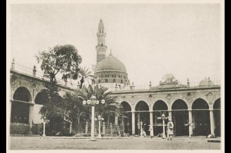 فناء المسجد النبوي (الركن الجنوبي الشرقي) إلى جانب روضة فاطمة عليها السلام التقطها عالم الآثار والمستشرق الألماني بيرنهارد موريتز (1859-1939)