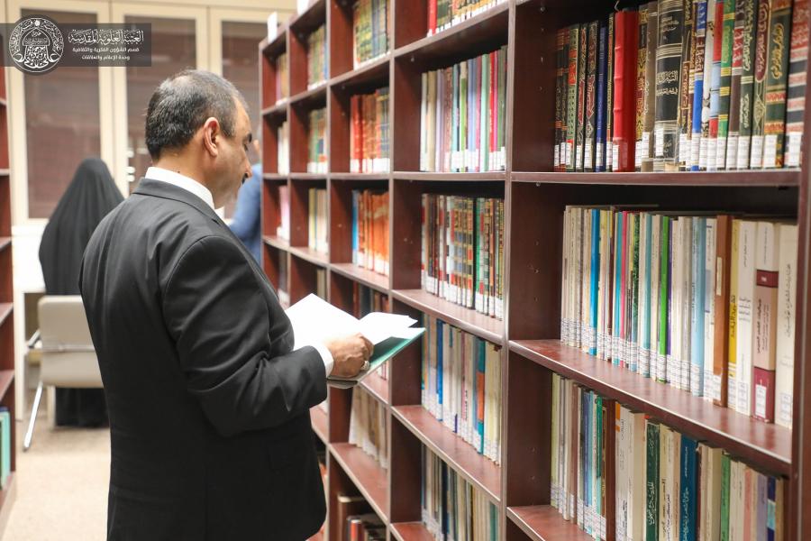 ضيوف مهرجان الاحتفاء باليوم العالمي للغة العربية يطّلعون على المصادر العلمية في مكتبة الروضة الحيدرية